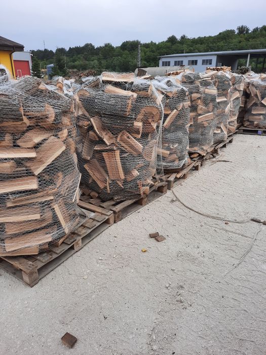 Vând lemn de foc stejar