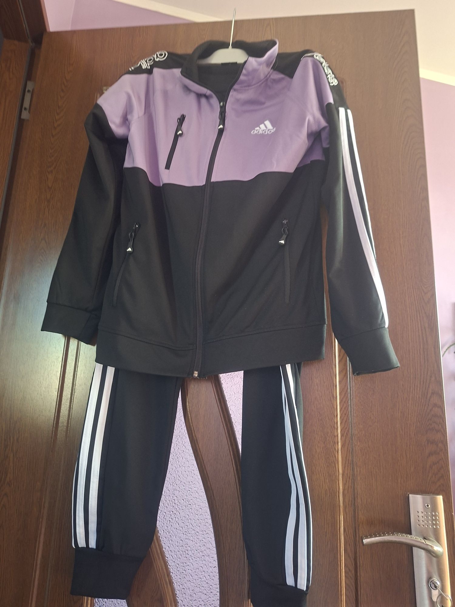 Vând Trening Damă Adidas Mărimea XL Turcia