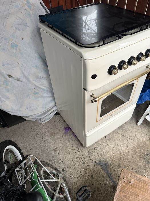 Vand aragaz cu patru ochiuri