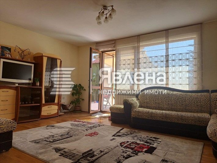 Многофамилна Къща на три етажа в квартал Виница