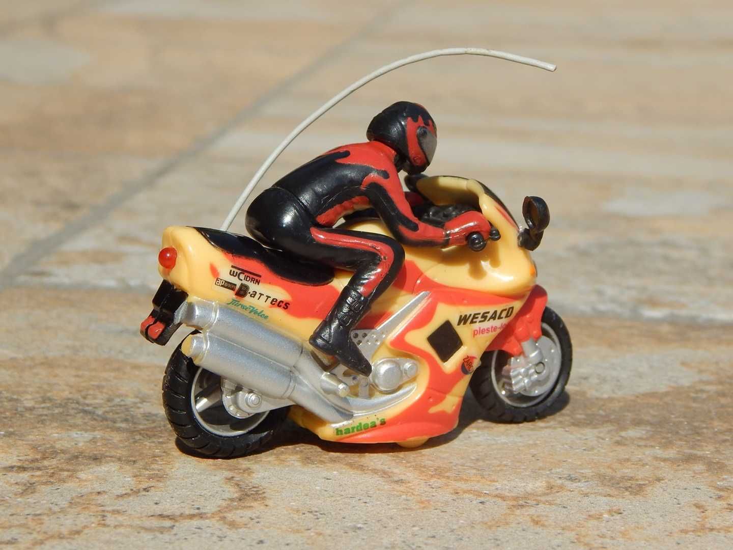 Macheta jucarie motocicleta superbike RC scara 1:32