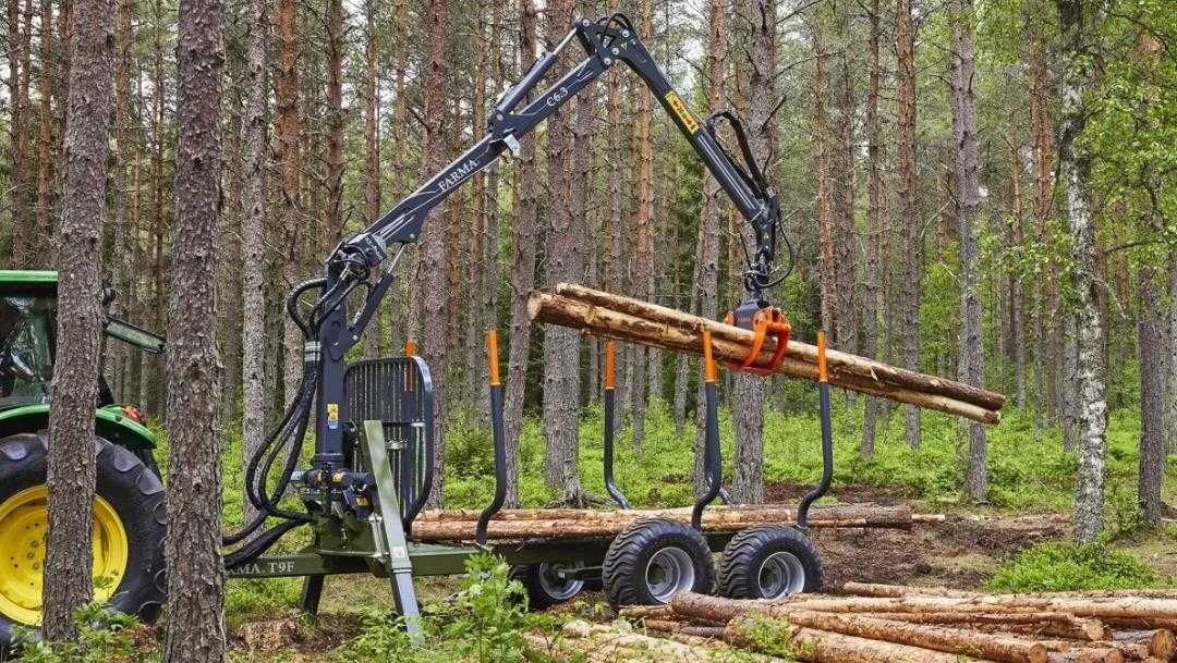 Remorca forestiera cu brat de incarcare FARMA mod.CT 6,3-9 Mecomag