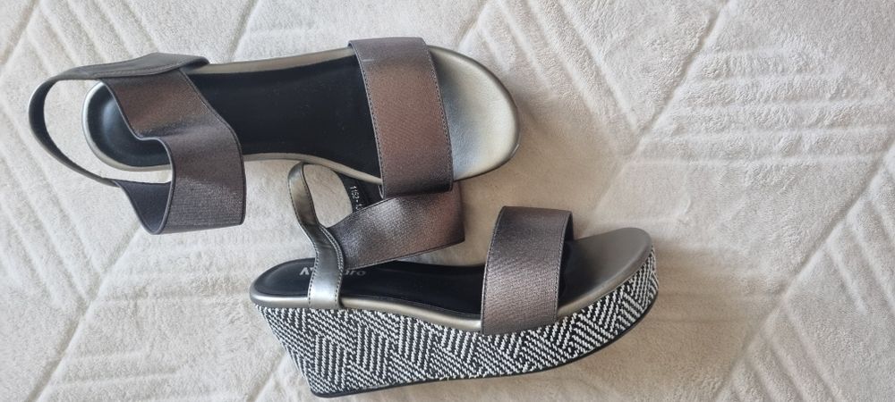 Босоножки женские продаются 38 размер новые