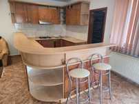 Mobilier bucătărie deschisa mare, cu loc luat masa și bar