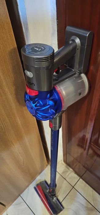Aspirator vertical fără fir Dyson V8 Advanced