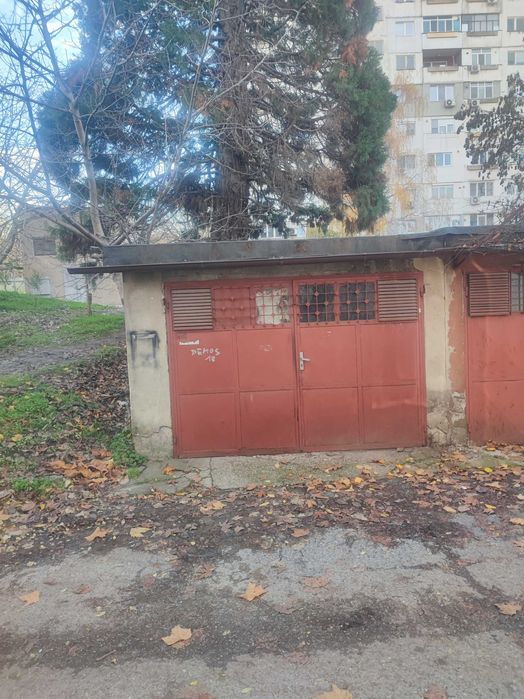 Продавам гараж квартал Здравец Изток до трета поликлиника блок Гларус