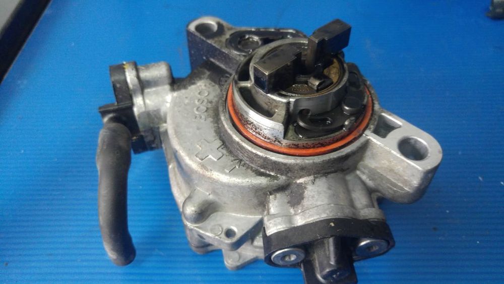 pompa vacuum ugjc 1.5 tdci  ford b-max fiesta focus 3 9804021880