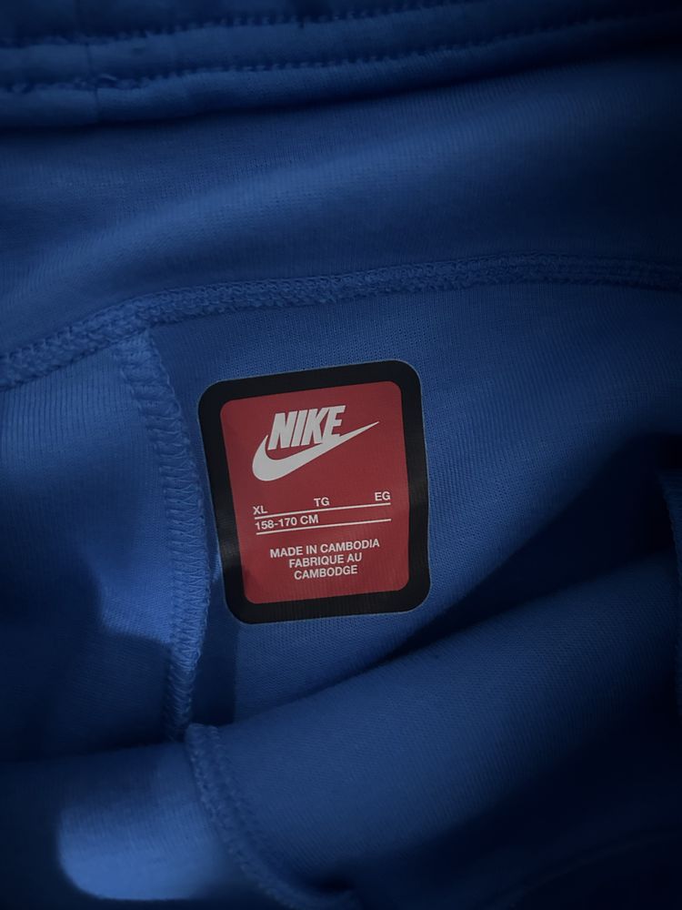 Pantaloni nike tech