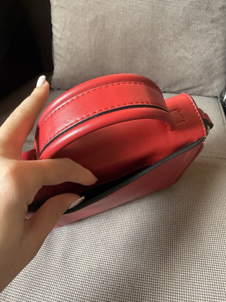 Продавам чанта Calvin Klein