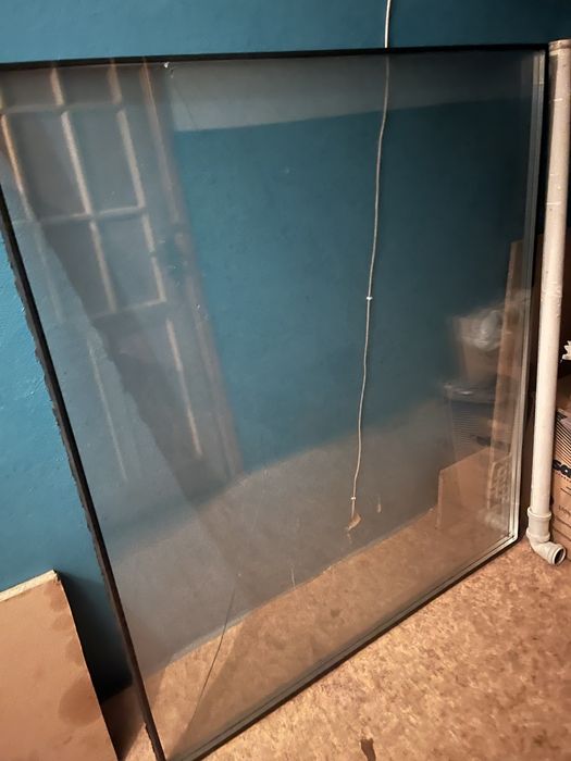 Продам окно (трехпакетный), имеется трещина