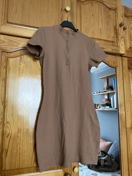 Кафява Рокля с много  приятен цват.