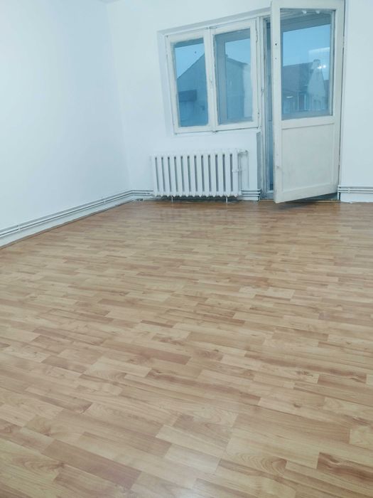 Proprietar vând apartament cu 3 camere,decomandat,