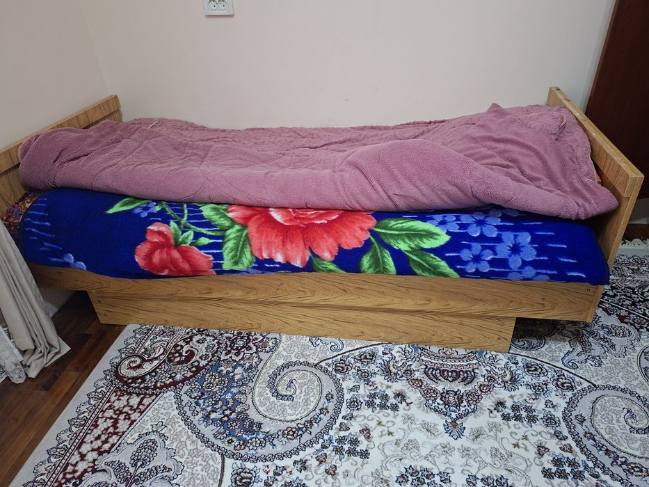 Кроват бир уриндикли