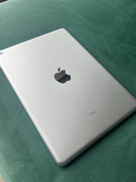 Vând iPad 5th generation 128 GB