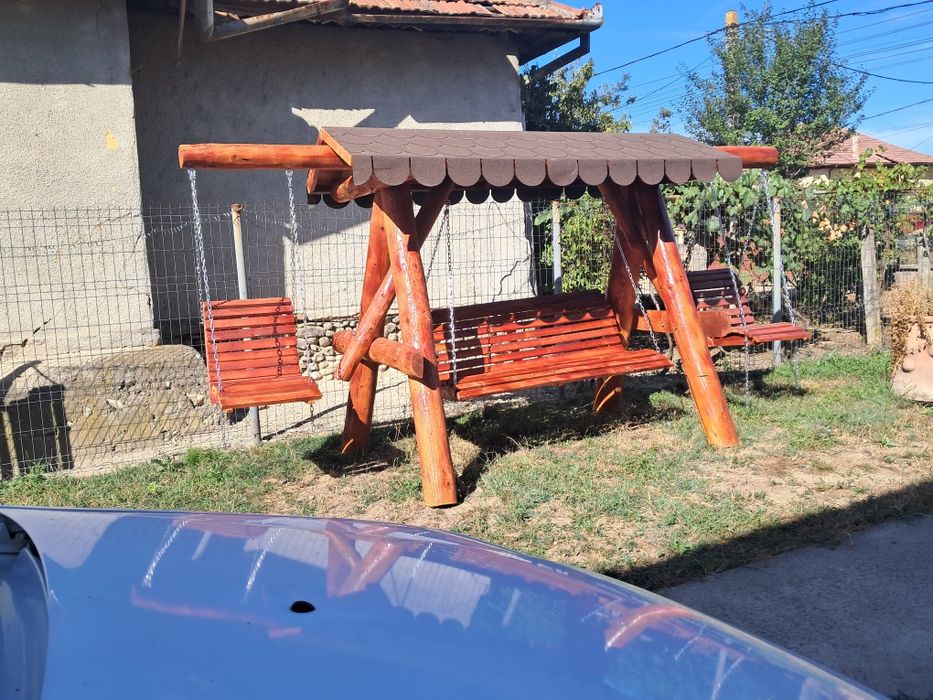 Balansoare rustice din lemn rotund