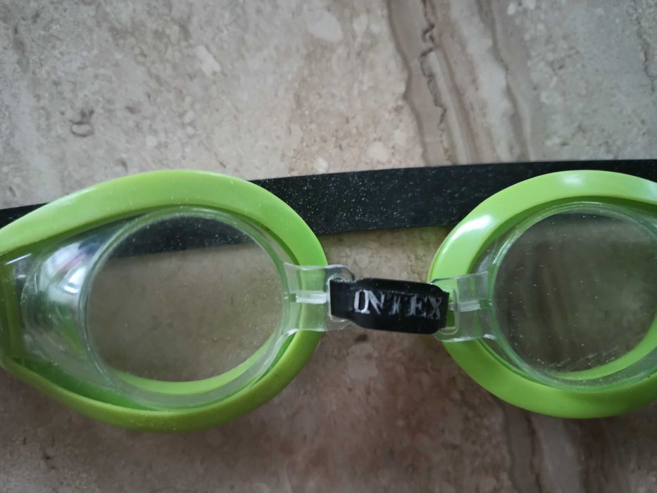 Продавам очила за плуване-INTEX