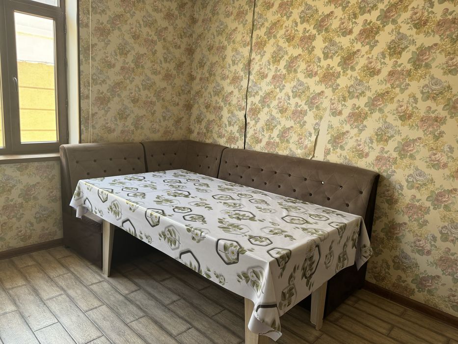 Угловой диван и стол