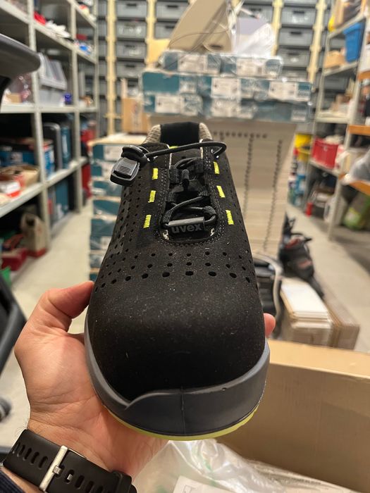 Vând Pantofi de protecție, 43, cu perforatii uvex 1 85438 S1 SRC ESD