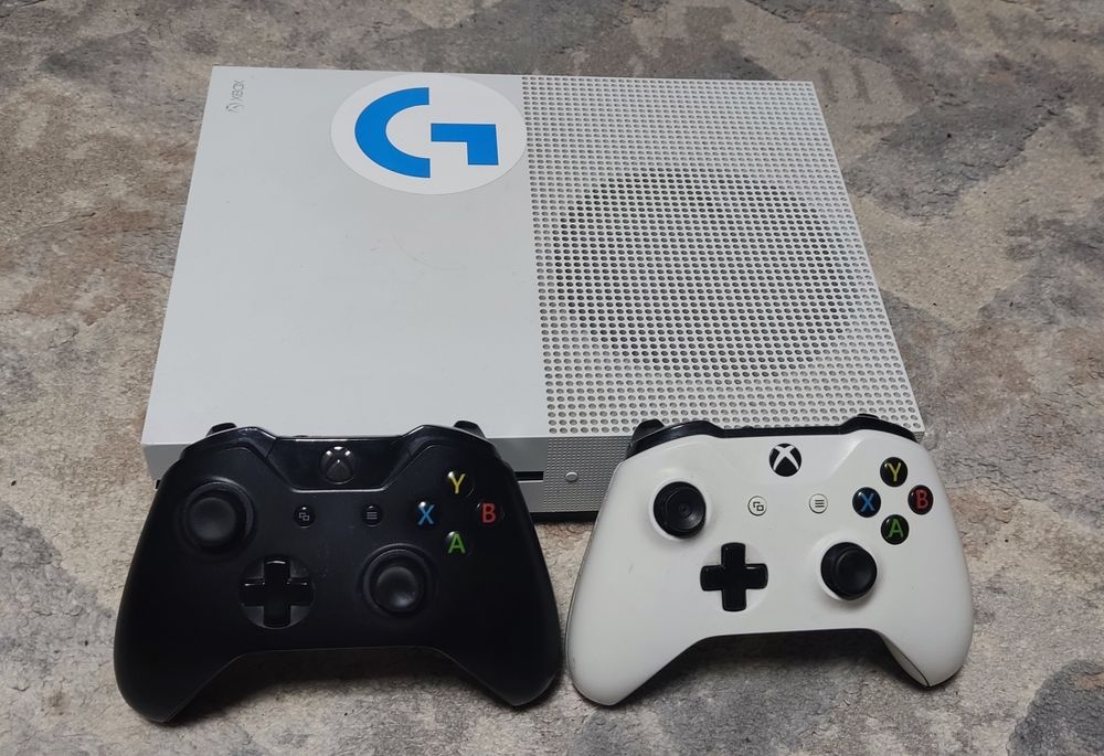 Xbox one s,в хорошем состоятии,512гб,два джостика