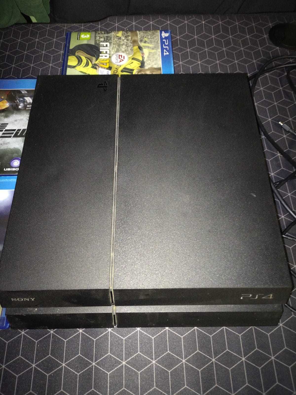 Vand PS4 de 1TB + 3 jocuri + 2 controllere + incarcator + cablu HDMI