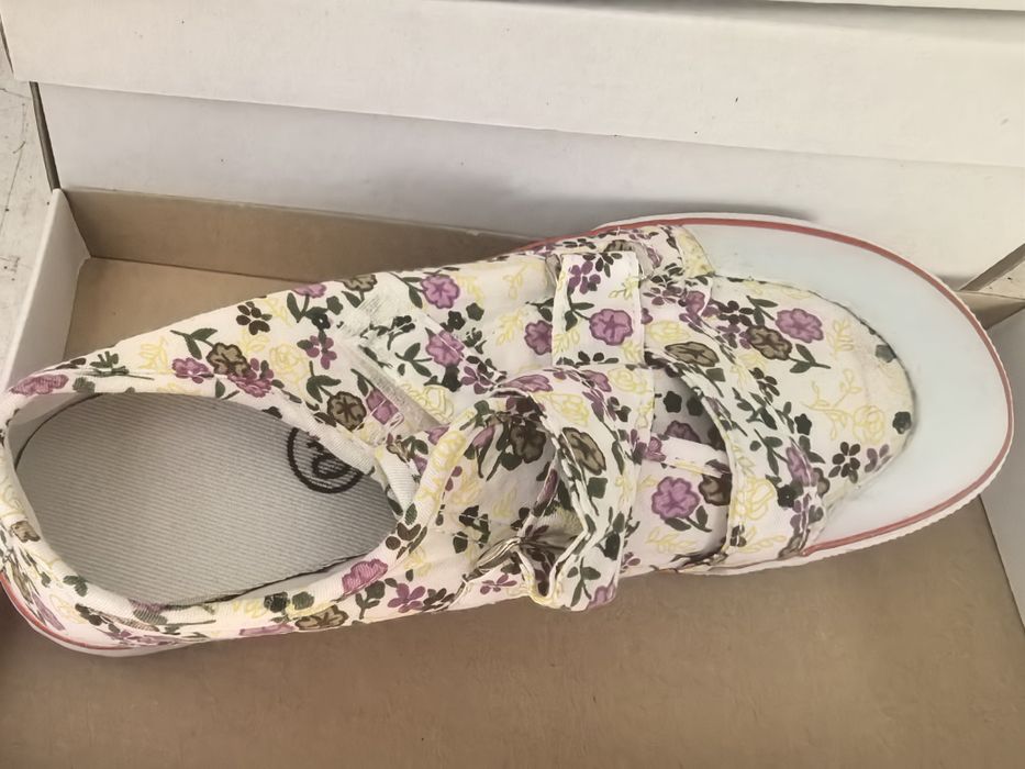 Чисто нови кецове различни разцветки