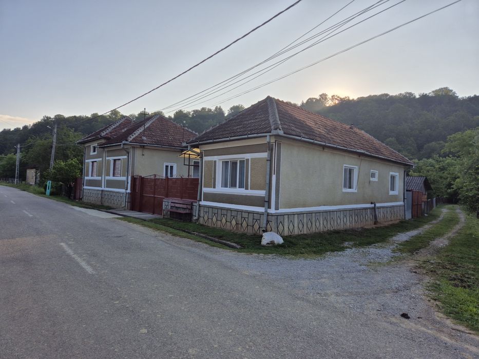 Vind 2 case pe același cefe