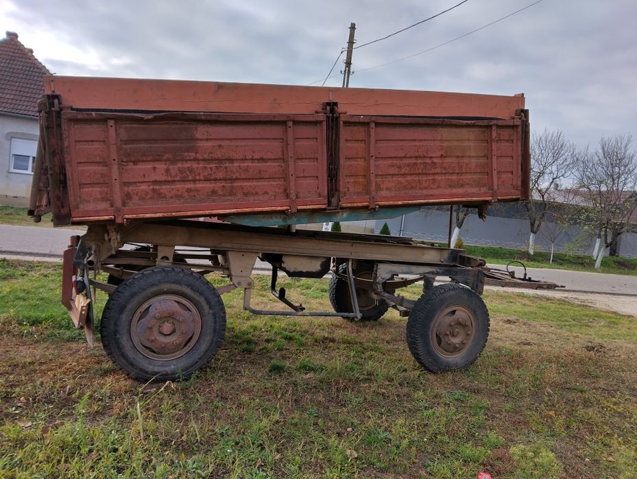 Vând tractor U650 și utilaje agricole