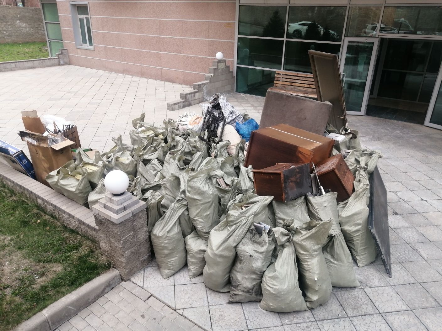 Вывоз строительного мусора веток мебели услуги грузчиков