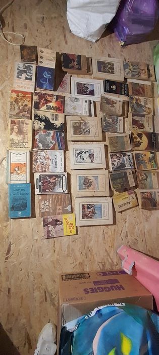 Vând cărți vechi, pentru cei interesați de o cultura generala vastă.