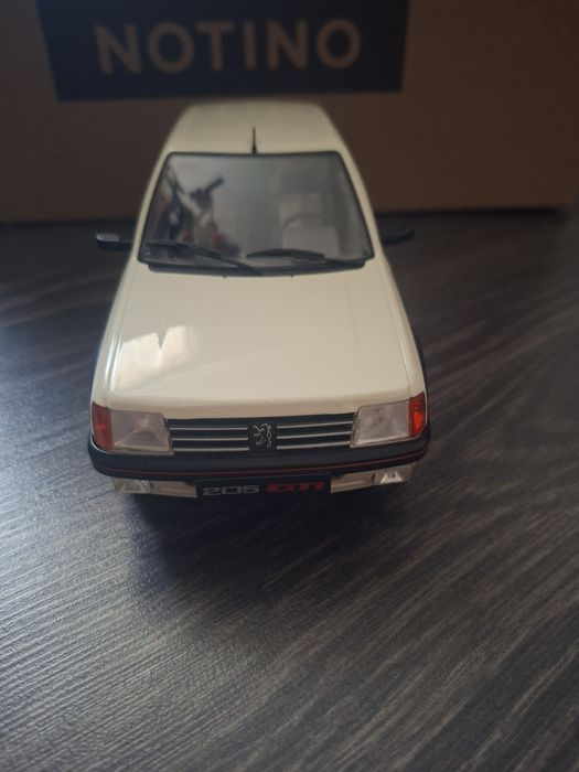 Machetă Peugeot 1/18