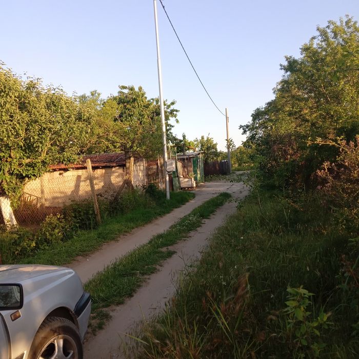 Продавам дворно място 600 кв.м.Местност Черешова градина