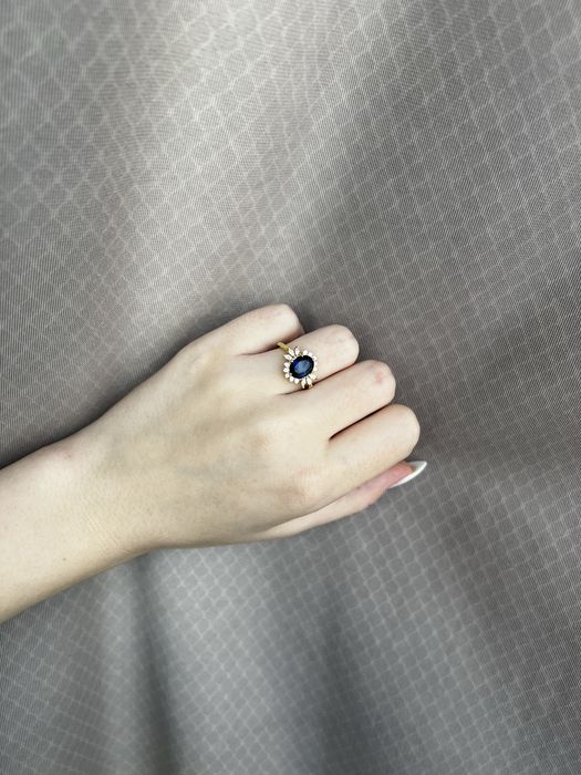 Inel elegant cu safir albastru si zirconii- argint 925 placat cu aur