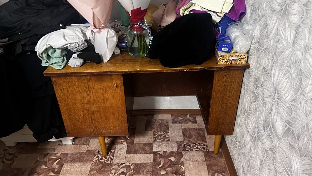 Письменый сосетский стол