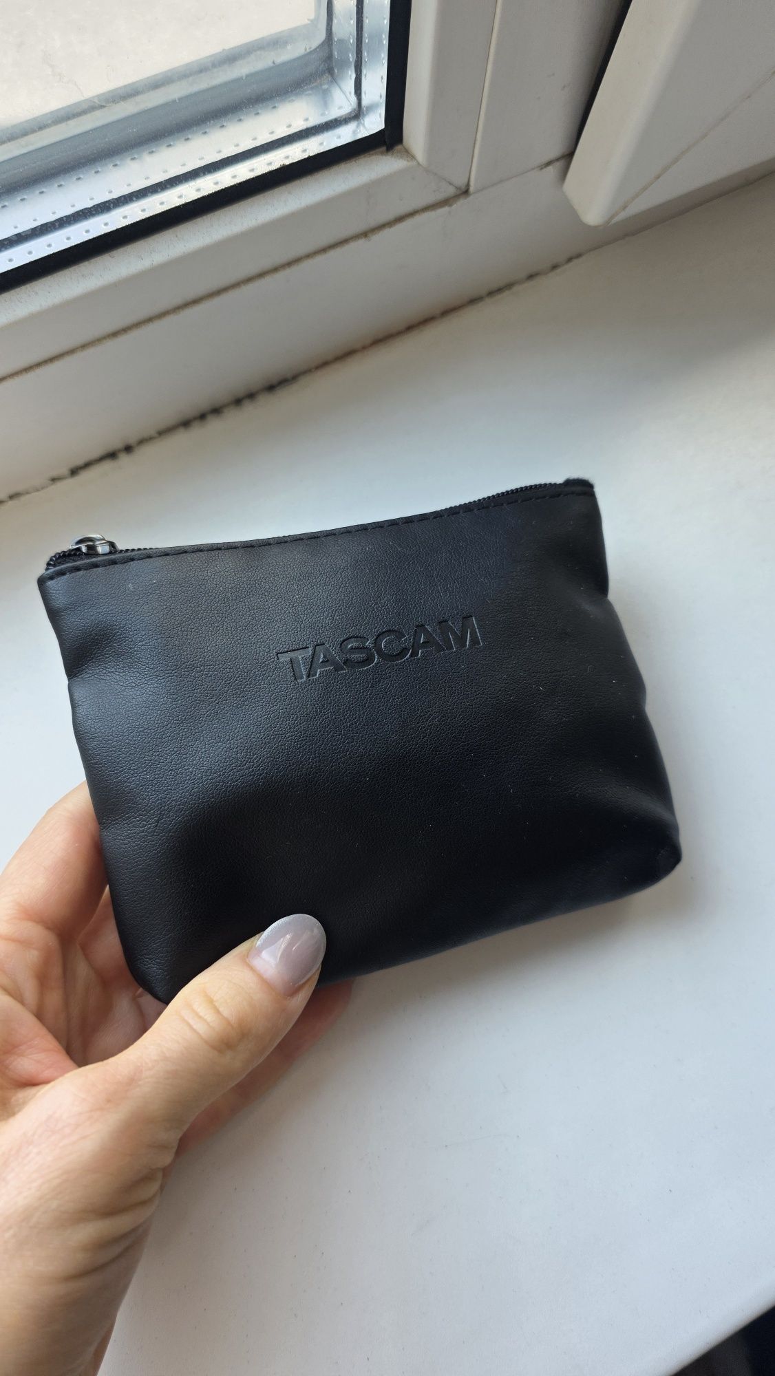 Срочно!!! Диктофон с петличным микрофоном Tascam DR- 10.