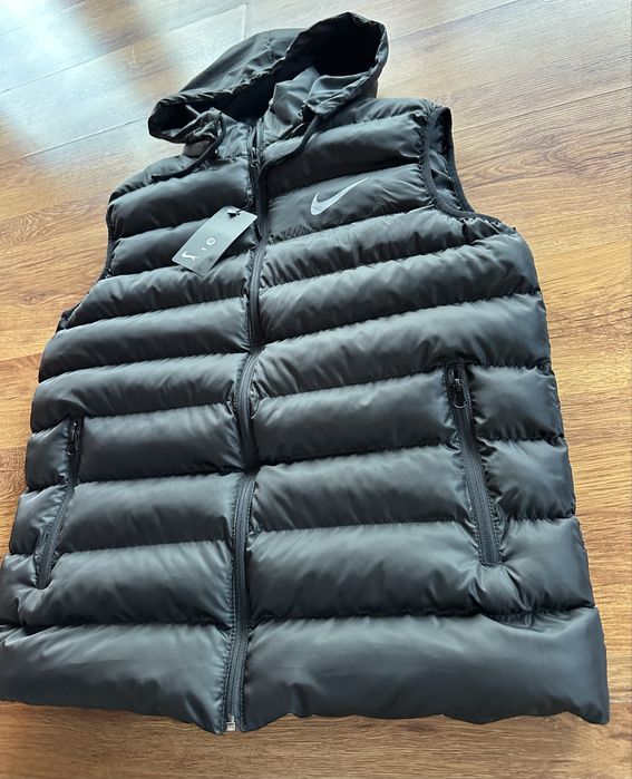 Мъжки,черен елек Nike с ципове на джобовете и сваляща се качулка