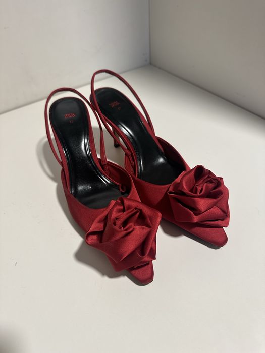 Обувки на ток червено Zara