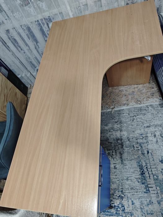 Стол компьютерный.