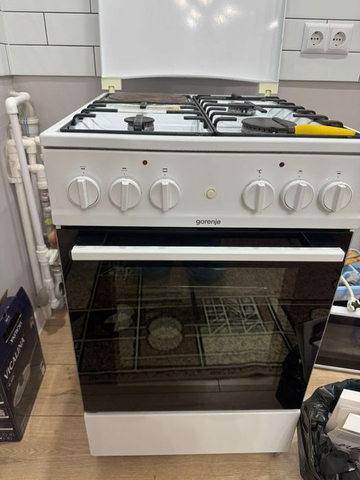 Продам комбинированную плиту в отличном состоянии!  Три газовая и одна