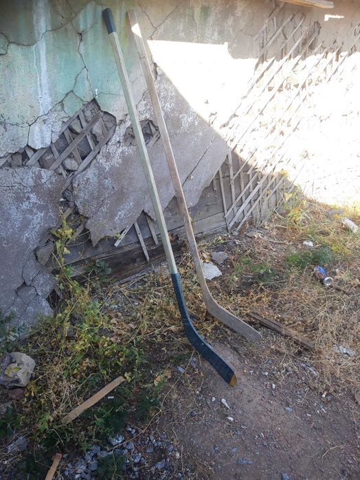 Продам две клюшки для хокея