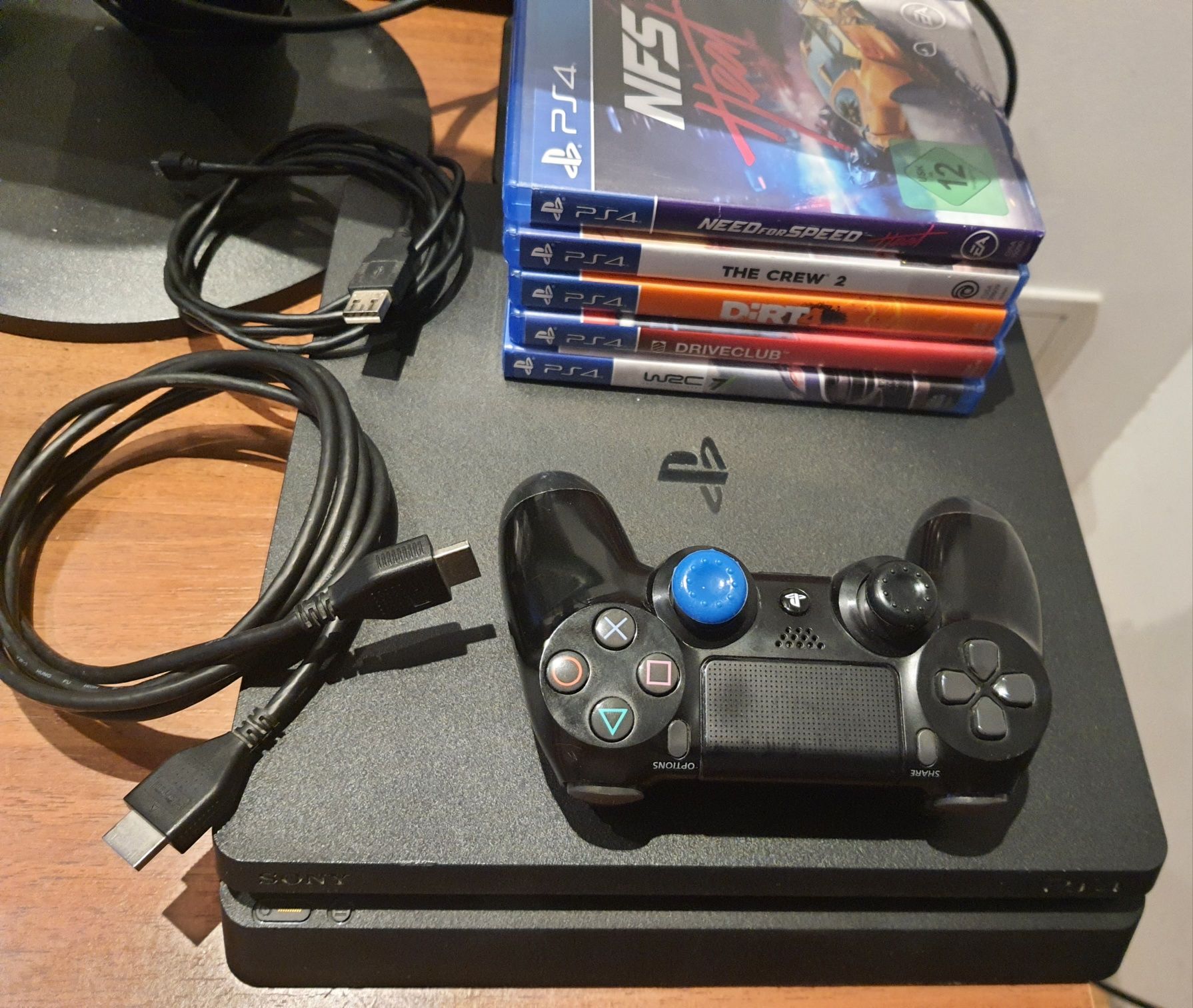 PS4 slim utilizat, SSD 500Gb nou cu o manetă și 5 jocuri
