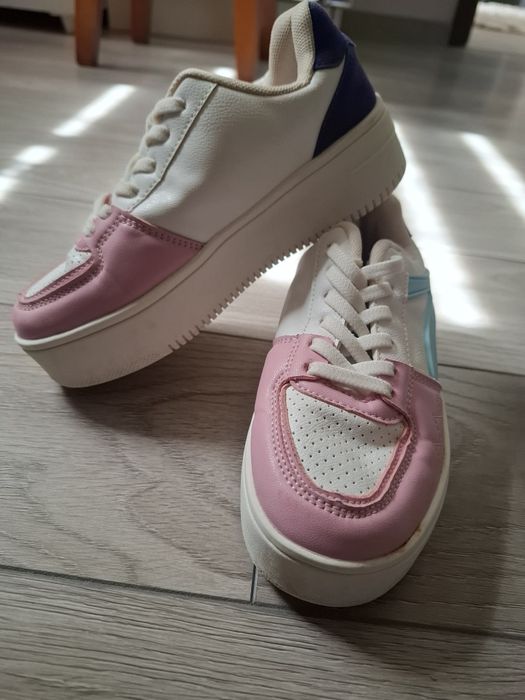Adidași Reserved 32