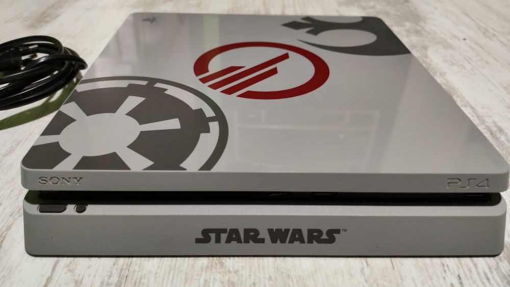 PS 4 Slim /Плейстешън 4 слим/