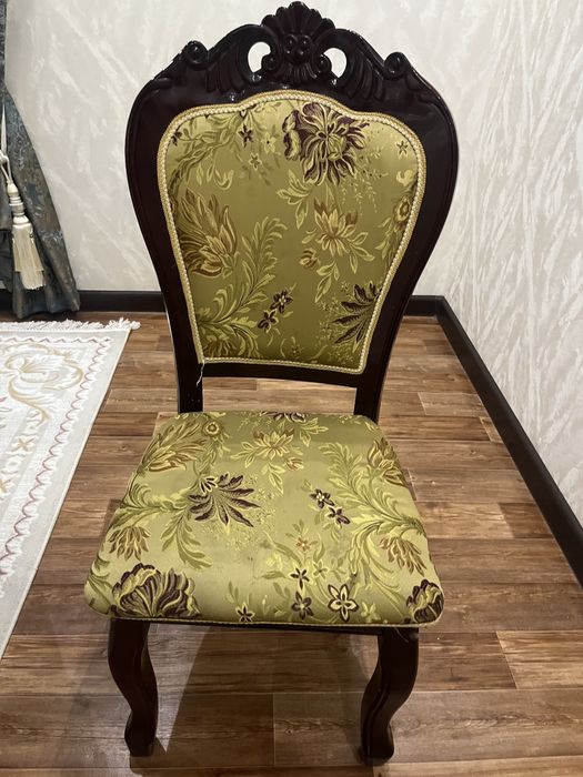 8 стульев за 30 000 тенге.