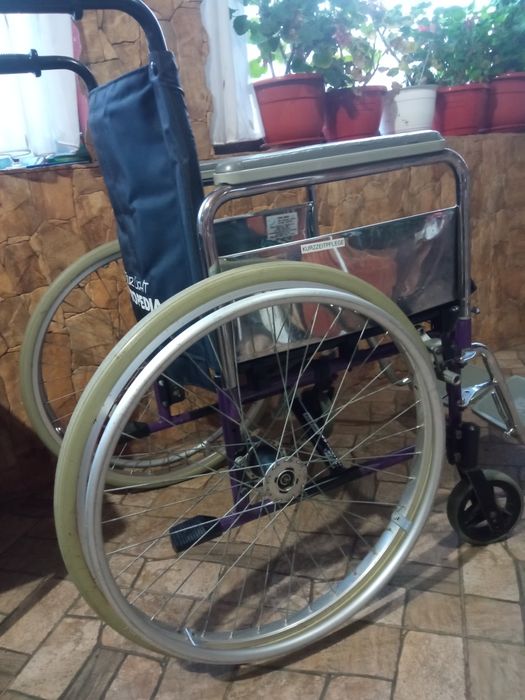 Vând scaun cu rotile