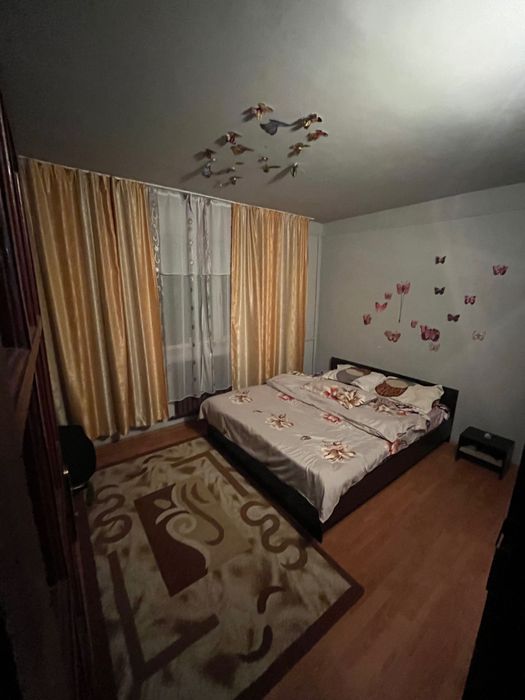 Dau spre închiriere un  apartament cu 2 camere gata utilat !