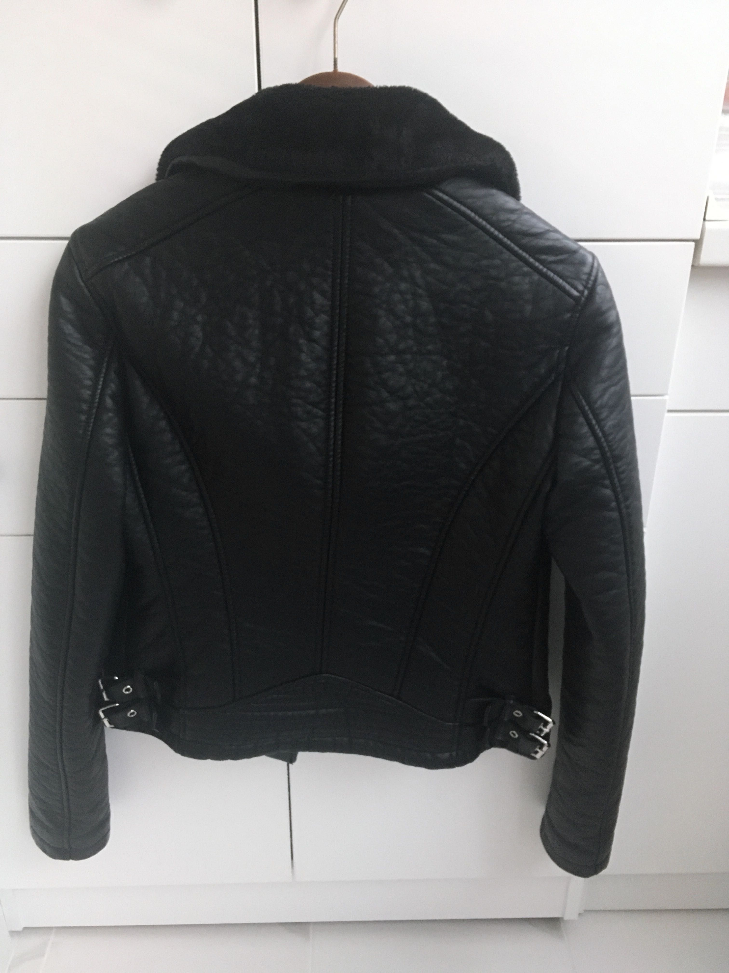 Дамско зимно яке от изкуствена кожа на GUESS.