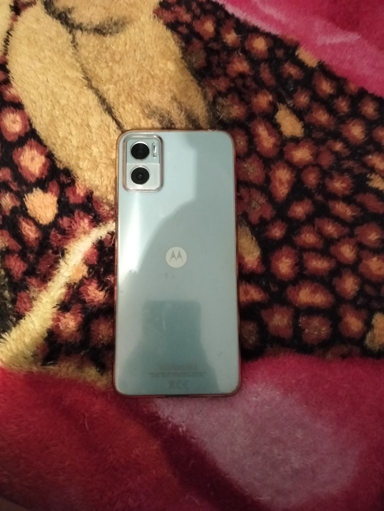 Moto. Motorola E22