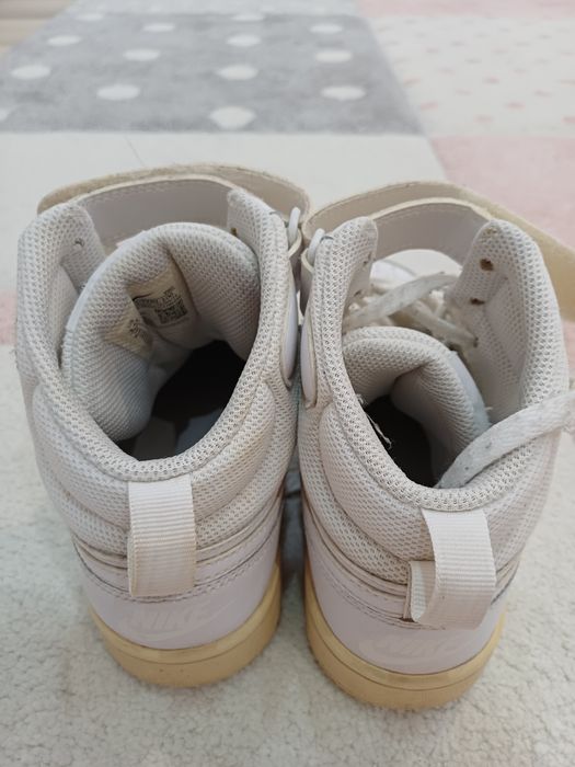 Adidasi nike, inalti