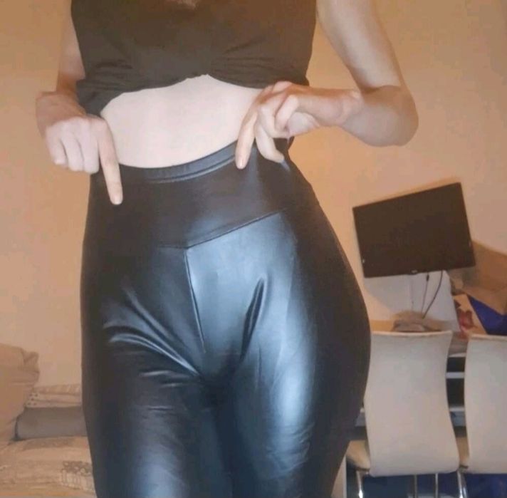 Pantaloni din piele ecologică