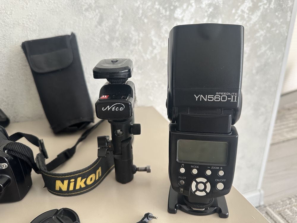 Nikon D60, Card 8Gb, Батарейка, Спишка YN560-II, Синхронизатор, Сумка